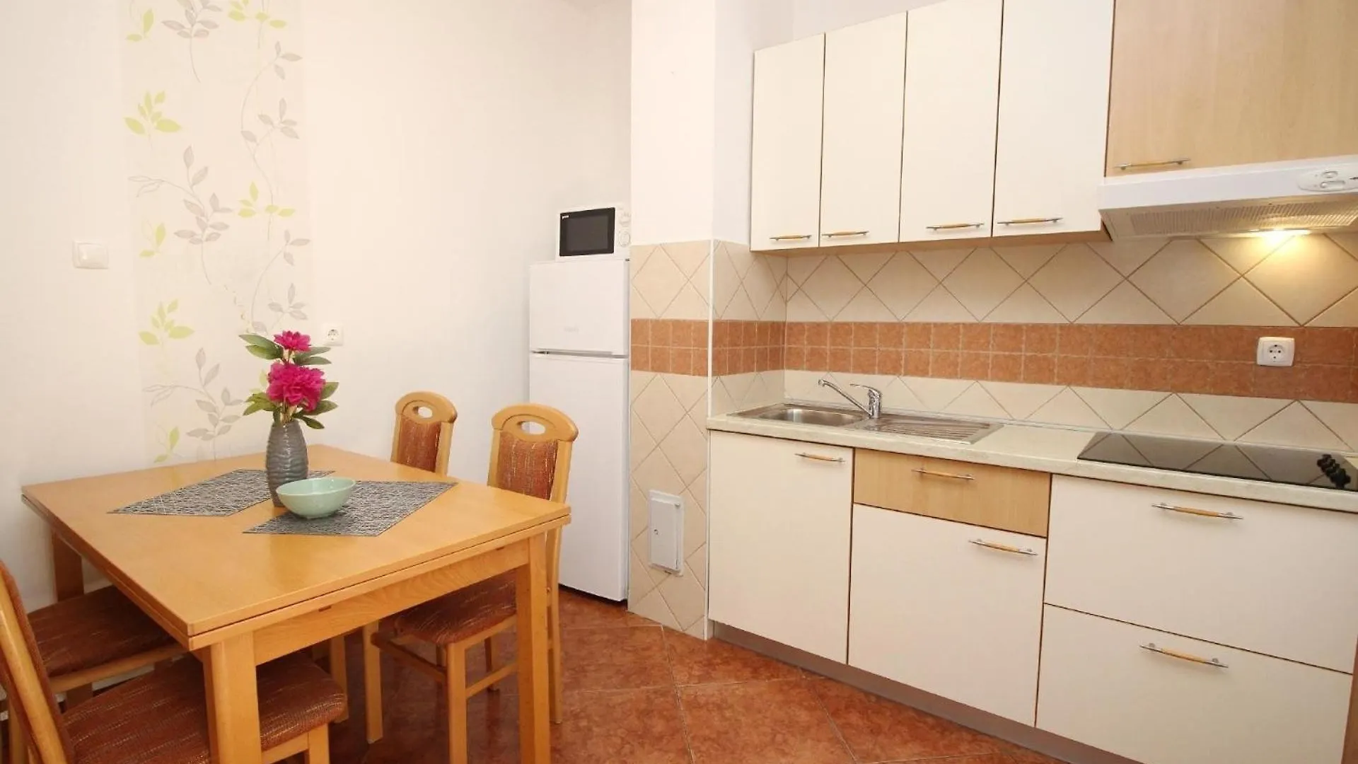 Modern Eingerichtete Apartment Im Erdgeschoss Ideal Fuer Famillien Mit Kinder Im Zentrum Von Baska 0*, Baška